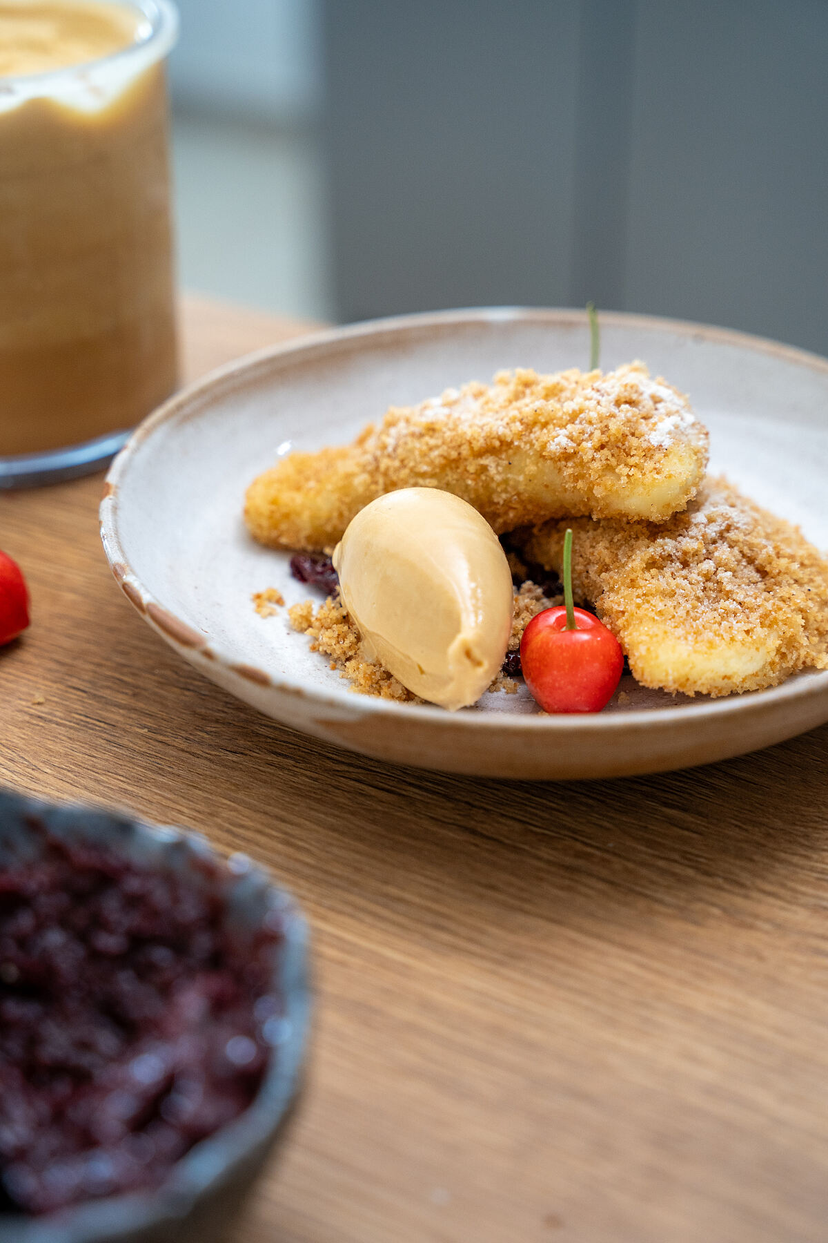 Kirsch-Powidltascherl mit Eis aus karamellisierter weißer Schokolade
