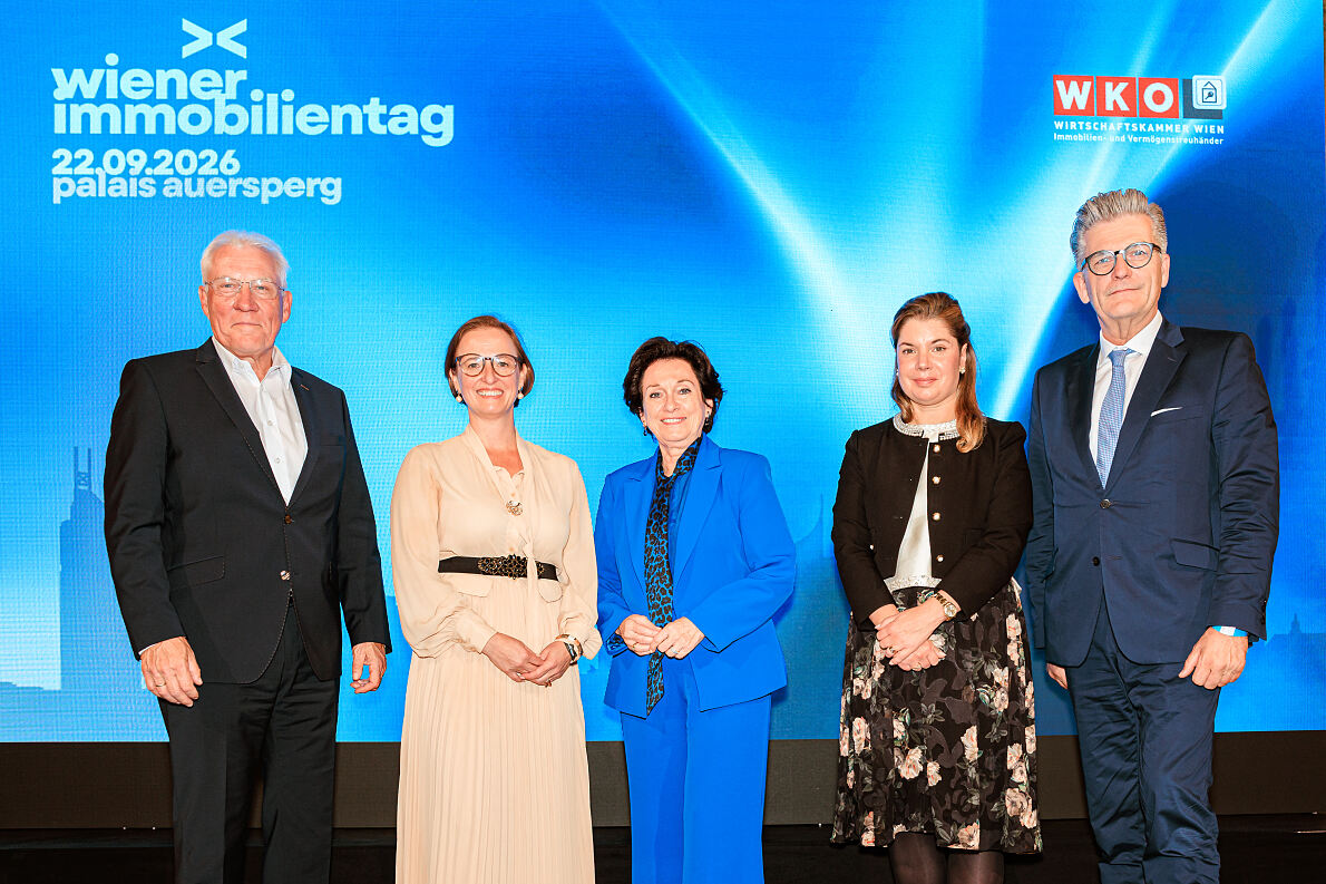 WKW-Präsidentin Margarete Kriz-Zwittkovits gratuliert Nicole Fürntrath